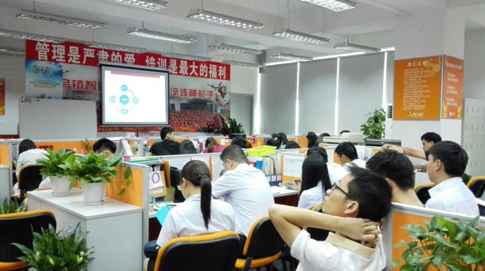 圣元團隊正在學(xué)習(xí)牛商網(wǎng)絡(luò)營銷專題講座