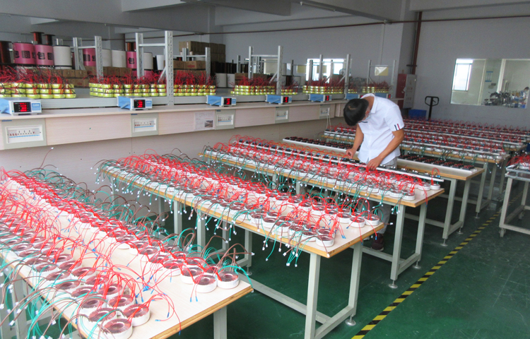 圣元環(huán)形變壓器過夜老化檢測臺，檢測設(shè)備先進(jìn)，對環(huán)形變壓器成品進(jìn)行24小時老化檢測，出廠質(zhì)量更加有保障。