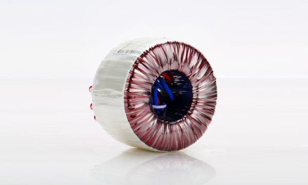 正常的環(huán)形變壓器220v轉(zhuǎn)12v摸著會(huì)電人嗎