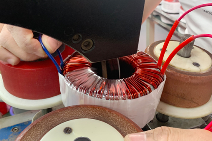 環(huán)形隔離變壓器聚脂薄膜繞制進(jìn)行時(shí)-圣元電器