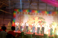 老人們觀賞奏樂(lè)表演